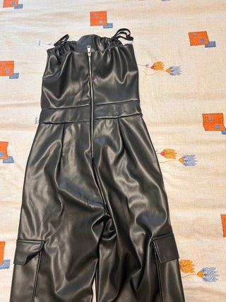 Mono de cuero negro con tirantes
