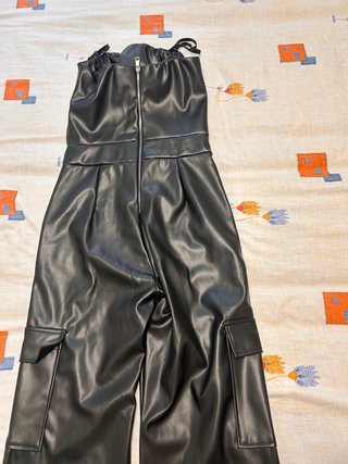 Mono de cuero negro con tirantes