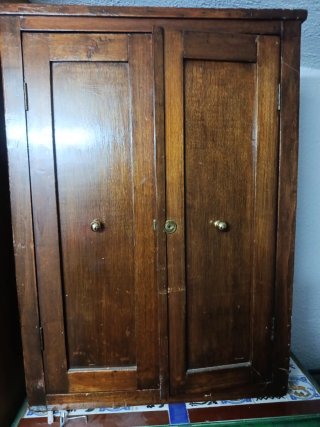 Mueble de madera con estantes