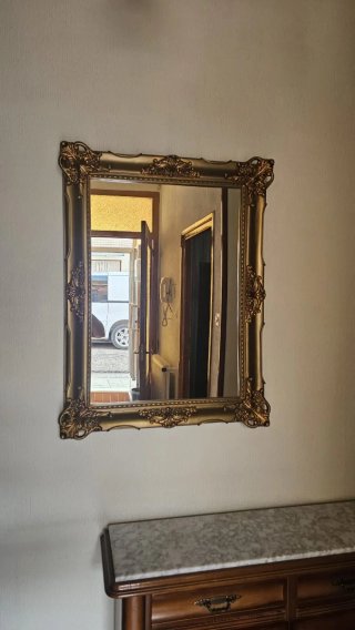 Espejo decorativo dorado con marco tallado
