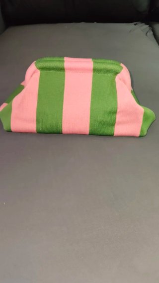 Bolso en tendencia de mano rayas rosas y verdes