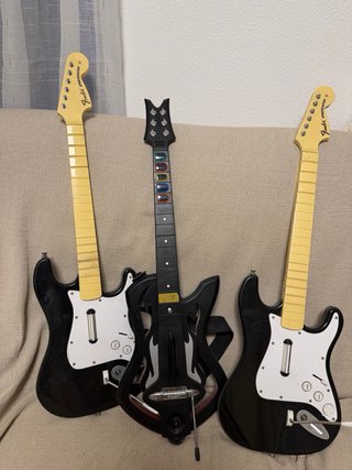 PlayStation 3 + 2 mandos + 3 guitarras