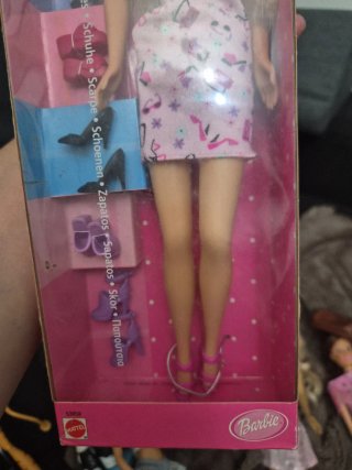 Barbie con vestito rosa e accessori del 2000