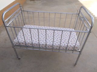 Cuna niquelada con colchón de espuma