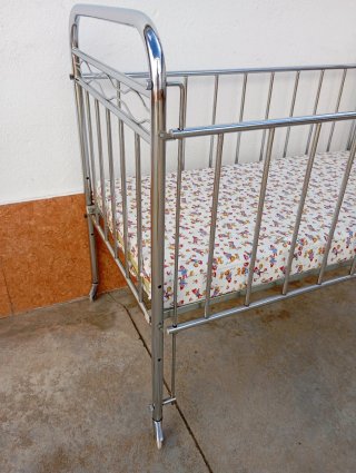 Cuna niquelada con colchón de espuma