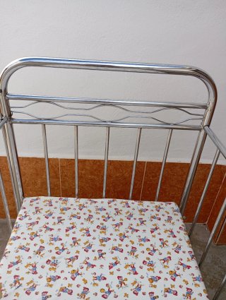 Cuna niquelada con colchón de espuma