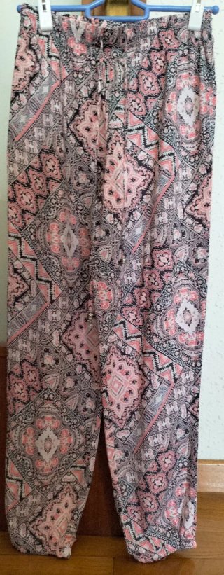 Pantalón fino estampado multicolor