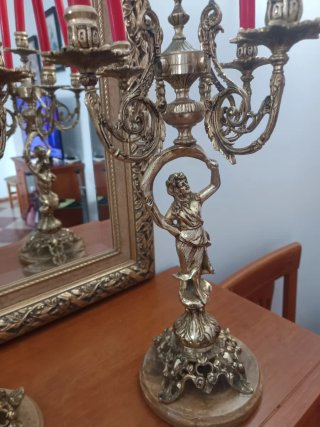 2 Candelabros antiguos de bronce con figuras