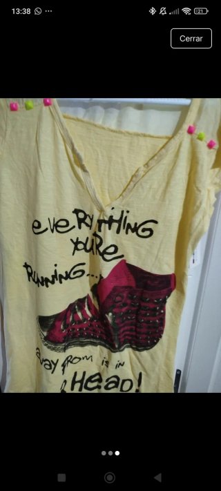 Camiseta amarilla con estampado de zapatilla