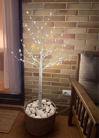 Árbol LED decorativo con cesta de mimbre y piedras