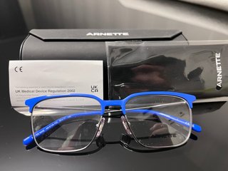Gafas Arnette Azules y Plateadas Modelo Maebe mae