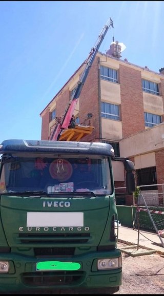 Camión Iveco Eurocargo 180E28 con grúa Fassi