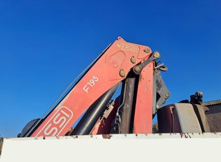 Camión Iveco Eurocargo 180E28 con grúa Fassi