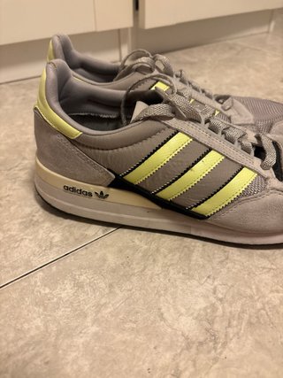 Zapatillas Adidas grises y amarillas
