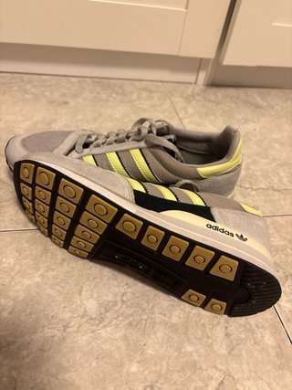 Zapatillas Adidas grises y amarillas