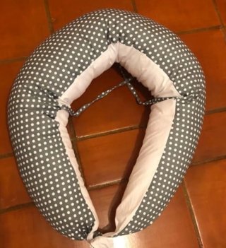 Cojín de embarazo gris lunares