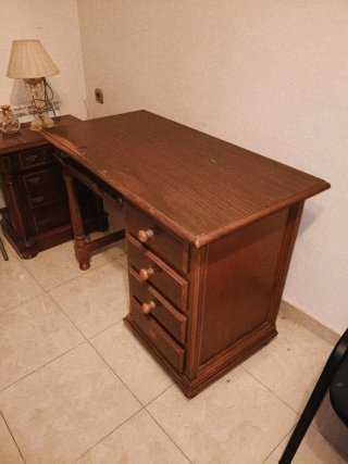 Escritorio de madera con cajones