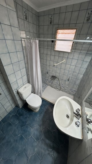 Amplio vivienda de 4 habitaciones con gran patio