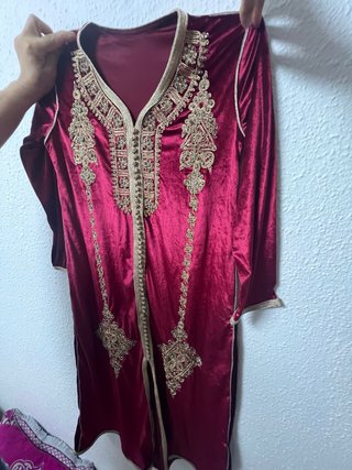 Vestido árabe bordado rojo y dorado