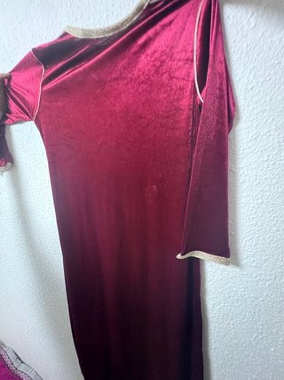Vestido árabe bordado rojo y dorado