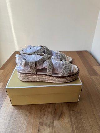 Sandalias Michael Kors Plataforma Beige Doradas