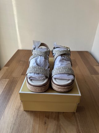 Sandalias Michael Kors Plataforma Beige Doradas