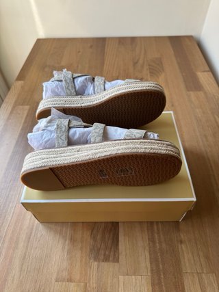 Sandalias Michael Kors Plataforma Beige Doradas