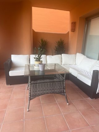 Rinconera exterior y mesa de mimbre y cristal