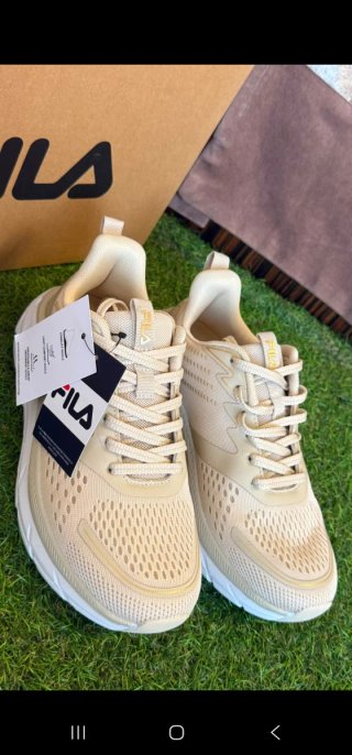 Zapatillas Fila Beige y Blancas