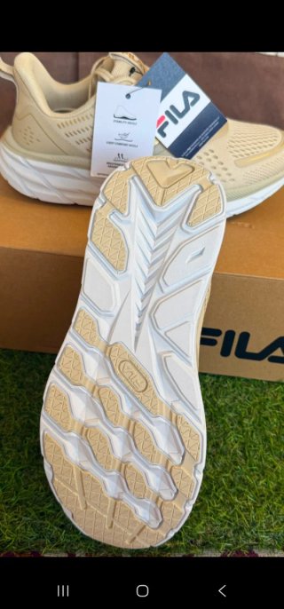 Zapatillas Fila Beige y Blancas