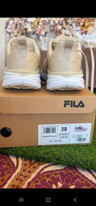 Zapatillas Fila Beige y Blancas