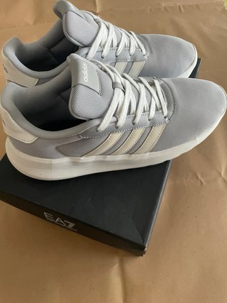 Scarpe Adidas grigie e bianche