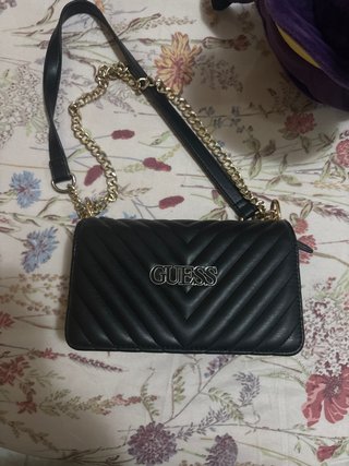 Bolso Guess Negro Acolchado Cadena Dorada