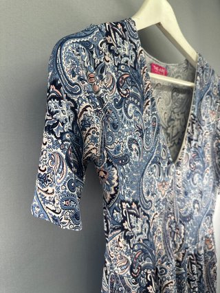 Vestido The Are estampado paisley azul y rosa