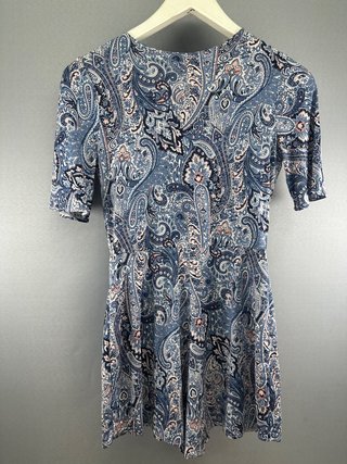 Vestido The Are estampado paisley azul y rosa