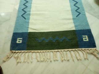 Alfombra lana crema y azul con cenefa.