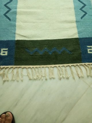 Alfombra lana crema y azul con cenefa.