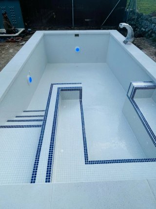 Piscina gunitada con cascada y jacuzzi