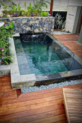 Piscina gunitada con cascada y jacuzzi