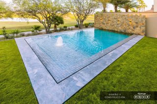 Piscina gunitada con cascada y jacuzzi