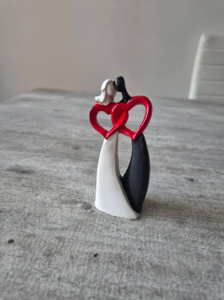 Statuetta coppia abbracciata cuori