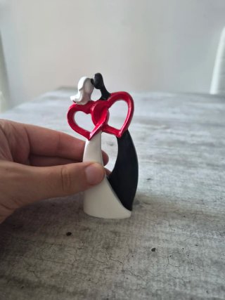 Statuetta coppia abbracciata cuori