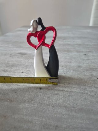 Statuetta coppia abbracciata cuori