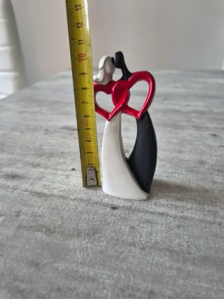 Statuetta coppia abbracciata cuori