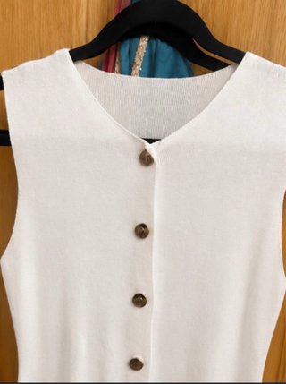 Vestido blanco punto botones dorados