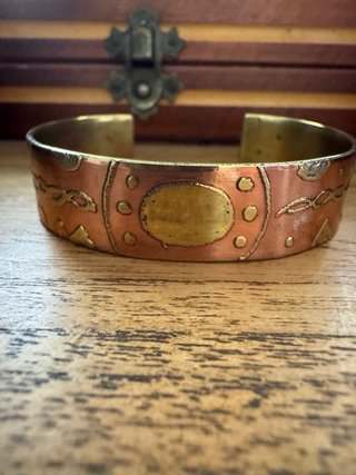 Brazalete rígido de cobre y latón patinado.