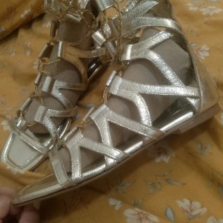 Sandalias gladiador doradas y plateadas