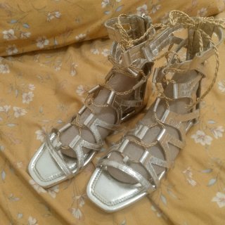 Sandalias gladiador doradas y plateadas