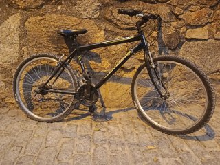 Bicicleta de montaña negra