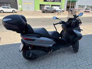 Piaggio MP3 350 LT con baúl y pitón